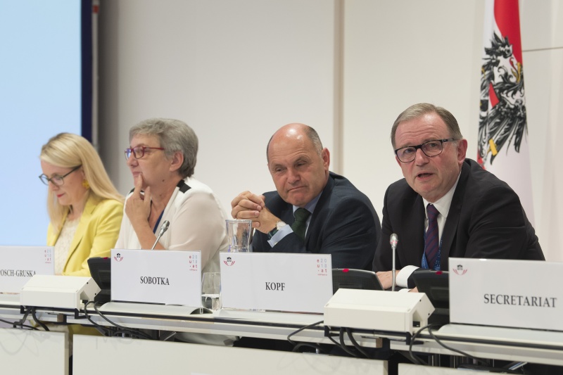 Am Podium von rechts: Nationalratsabgeordneter Karlheinz Kopf (V), Nationalratspräsident Wolfgang Sobotka (V), Bundesraspräsidentin Inge Posch-Gruska (S), Bundesministerin für Digitalisierung und Wirtschaftsstandort Margarete Schramböck (V)