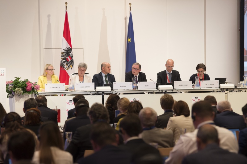 Am Podium von links: Bundesministerin für Digitalisierung und Wirtschaftsstandort Margarete Schramböck (V), Bundesraspräsidentin Inge Posch-Gruska (S), Nationalratspräsident Wolfgang Sobotka (V), Nationalratsabgeordneter Karlheinz Kopf (V), Beisitzer