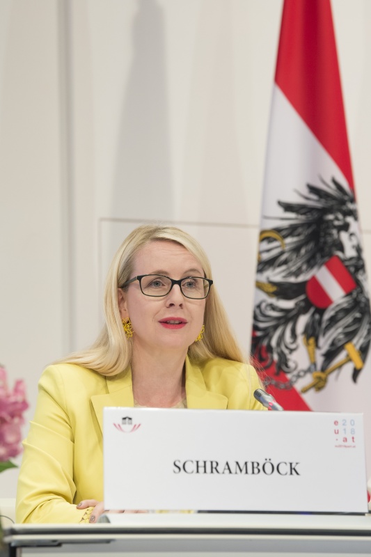 Eröffnung der Interparlamentarische Konferenz über Stabilität, wirtschaftspolitische Koordinierung und Steuerung in der EU. Am Podium: Bundesministerin für Digitalisierung und Wirtschaftsstandort Margarete Schramböck (V)