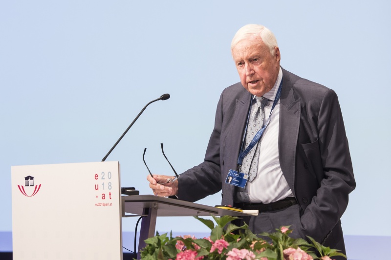 Session 1: Implementierung eines fiskalpolitischen Rahmens für die EU. Am Rednerpult:  Niels Thygesen, Vorsitzender des Europäischer Fiskalausschusses