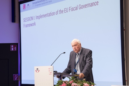 Session 1: Implementierung eines fiskalpolitischen Rahmens für die EU. Am Rednerpult:  Niels Thygesen, Vorsitzender des Europäischer Fiskalausschusses