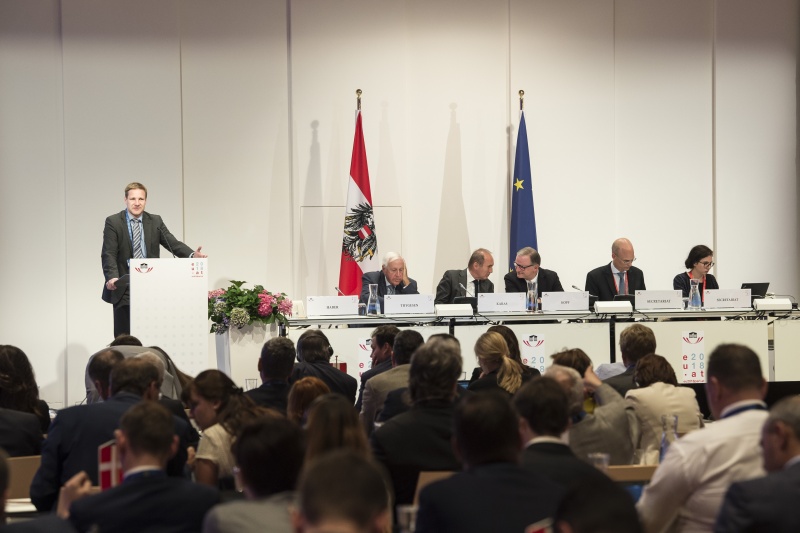 Session 1: Implementierung eines fiskalpolitischen Rahmens für die EU. Am Podium von links: Gottfried Haber, Professor an der Donau Universität Krems und Vizepräsident des österreichischen Fiskalrates,  Niels Thygesen, Vorsitzender des Europäischer Fiskalausschusses, Abgeordneter zum Europäischen Parlament Othmar Karas (V), Vorsitzender Nationalratsabgeordneter Karlheinz Kopf (V), Beisitzer