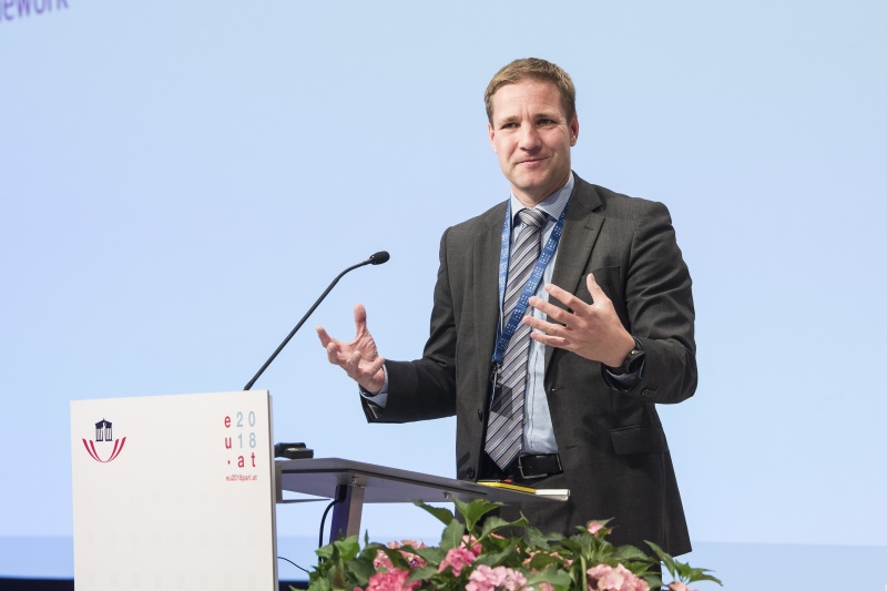 Session 1: Implementierung eines fiskalpolitischen Rahmens für die EU. Am Rednerpult: Gottfried Haber, Professor an der Donau Universität Krems und Vizepräsident des österreichischen Fiskalrates