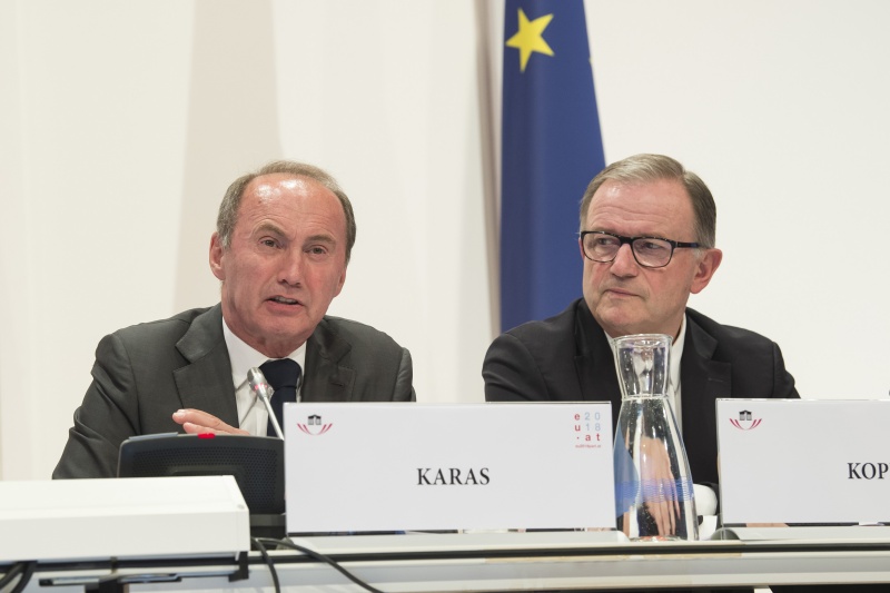 Session 1: Implementierung eines fiskalpolitischen Rahmens für die EU. Am Podium von links: Abgeordneter zum Europäischen Parlament Othmar Karas (V), Vorsitzender Nationalratsabgeordneter Karlheinz Kopf (V)