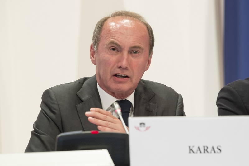 Session 1: Implementierung eines fiskalpolitischen Rahmens für die EU. Am Podium: Abgeordneter zum Europäischen Parlament Othmar Karas (V)