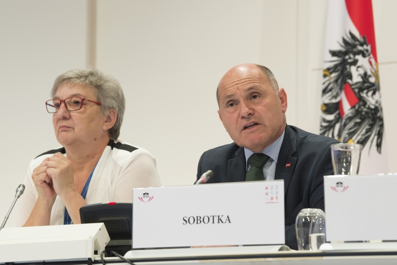 Eröffnung der Interparlamentarische Konferenz über Stabilität, wirtschaftspolitische Koordinierung und Steuerung in der EU. Von rechts: Nationalratspräsident Wolfgang Sobotka (V), Bundesraspräsidentin Inge Posch-Gruska (S)