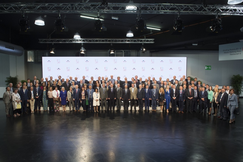 Familyfoto mit Deligierten und Vorsitzendem. Erste Reihe Bildmitte von links: Vorsitzender Nationalratsabgeordneter Karlheinz Kopf (V), Abgeordneter zum Europäischen Parlament Othmar Karas (V)