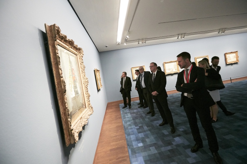 Nationalratsabgeordneter Karlheinz Kopf (V) und VeranstaltungsteilnehmerInnen besuchen die Ausstellung der Albertina