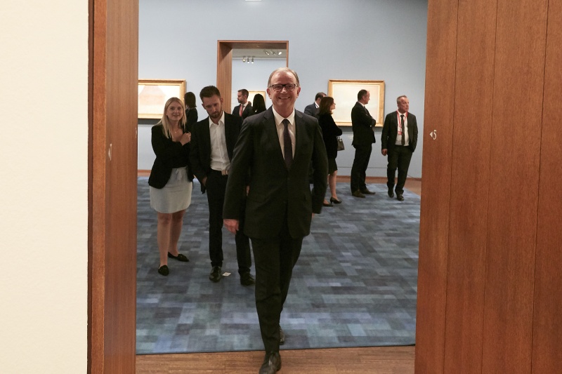 Nationalratsabgeordneter Karlheinz Kopf (V) und VeranstaltungsteilnehmerInnen besuchen die Ausstellung der Albertina