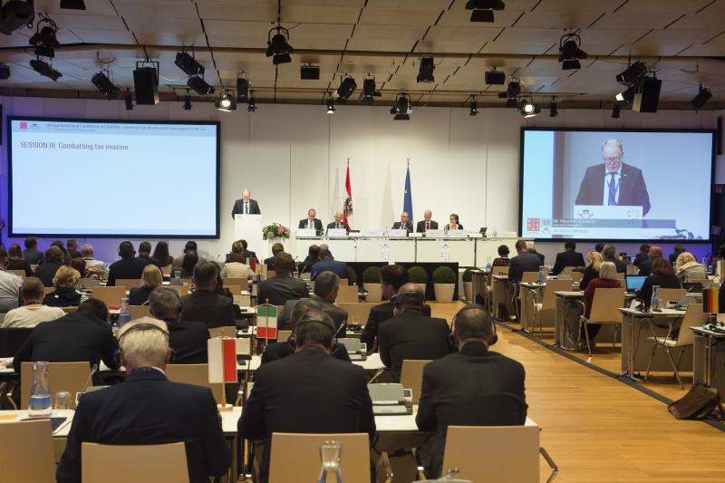 Blick Richtung VeranstaltungsteilnehmerInnen. Am Rednerpult: Hans Michelbach, Member of the German Bundestag. Blick Richtung VeranstaltungsteilnehmerInnen