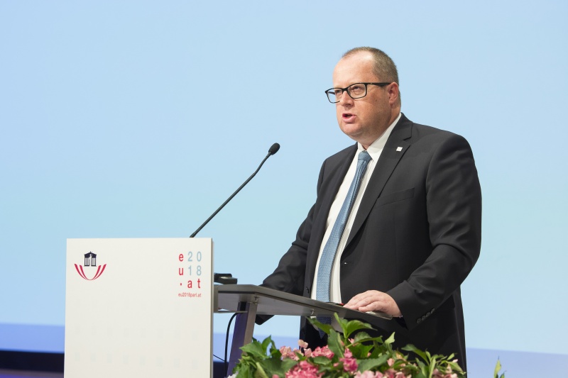 Session 3: Combatting tax evasion. Am Rednerpult: Staatssekretär Hubert Fuchs (F)