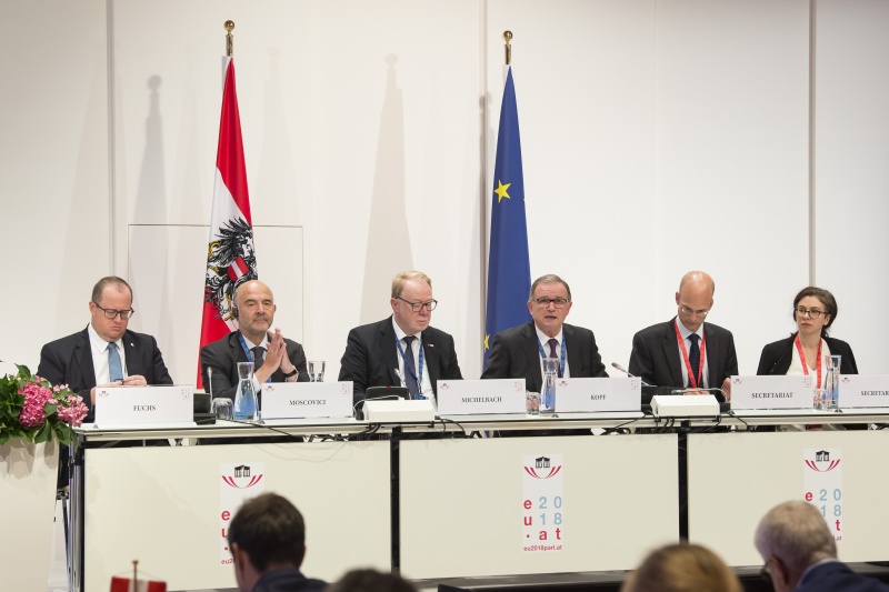 Session 3: Combatting tax evasion. Am Podium von links: Staatssekretär Hubert Fuchs (F), Pierre Moscovici, European Commissioner for Economic and Financial Affairs, Taxation and Customs, Hans Michelbach, Member of the German Bundestag, Vorsitzender Nationalratsabgeordneter Karlheinz Kopf (V), BeisitzerInnen