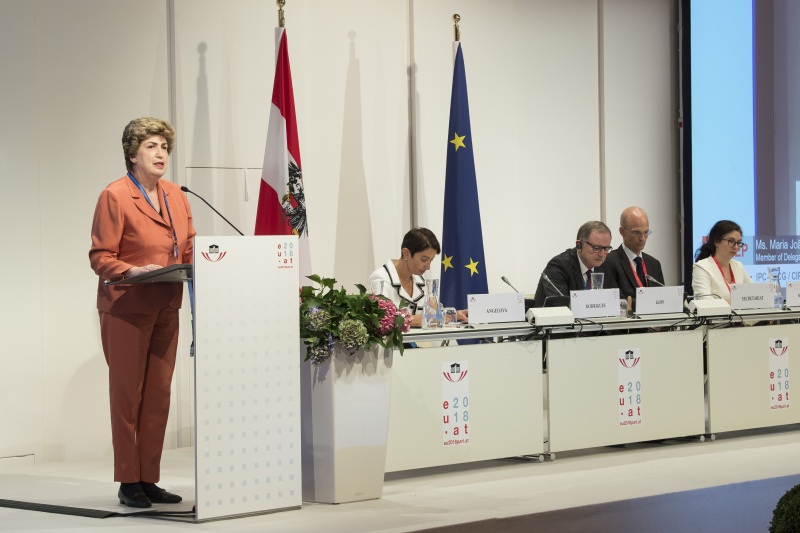 Session 4: Digitalisation and its impact on employment. Am Rednerpult: Maria João Rodrigues, Member of the European Parliament. Am Podium von links: Milena Angelova, Vice-President of the European Economic and Social Committee, Vorsitzender Nationalratsabgeordneter Karlheinz Kopf (V), BeisitzerInnen