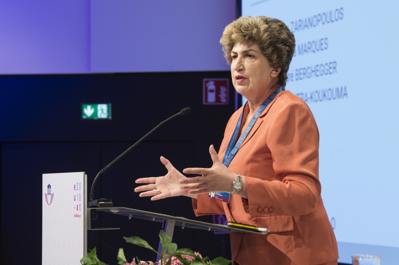 Session 4: Digitalisation and its impact on employment. Am Rednerpult: Maria João Rodrigues, Member of the European Parliament