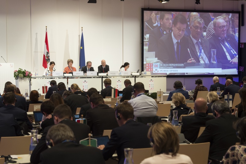 Session 4: Digitalisation and its impact on employment. Am Podium von links: Milena Angelova, Vice-President of the European Economic and Social Committee, Maria João Rodrigues, Member of the European Parliament, Vorsitzender Nationalratsabgeordneter Karlheinz Kopf (V), BeisitzerInnen