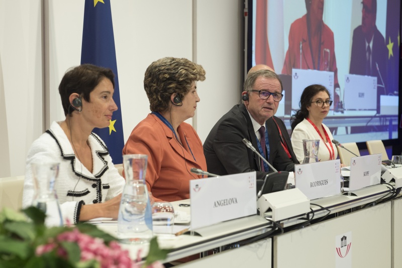 Session 4: Digitalisation and its impact on employment. Am Podium von links: Milena Angelova, Vice-President of the European Economic and Social Committee, Maria João Rodrigues, Member of the European Parliament, Vorsitzender Nationalratsabgeordneter Karlheinz Kopf (V), BeisitzerInnen