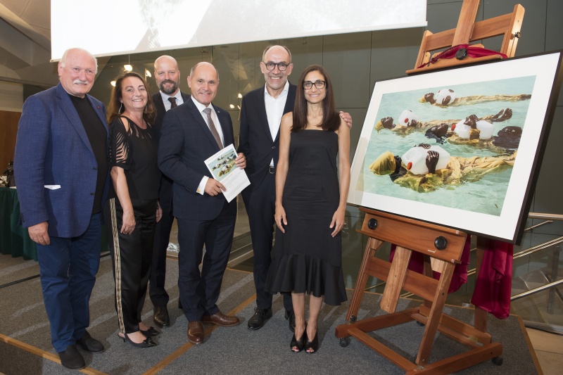 Von rechts: Preisträgerin Anna Boyiazis, Journalist Peter-Mathias Gaede, Nationalratspräsident Wolfgang Sobotka (V), Jury-Vorsitzende Lars Boering, Frau Lammerhuber, Lois Lammerhuber