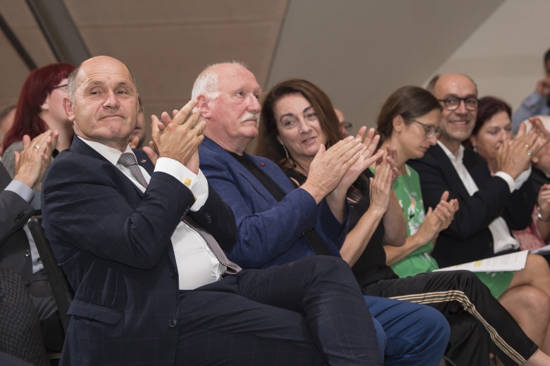 Erste Reihe von links: Nationalratspräsident Wolfgang Sobotka (V), Lois Lammerhuber, Frau Lammerhuber, Nadja Schmidt, Direktorin & Co-Initiatorin von ICAN Austria, für die Organisation, Journalist Peter-Mathias Gaede