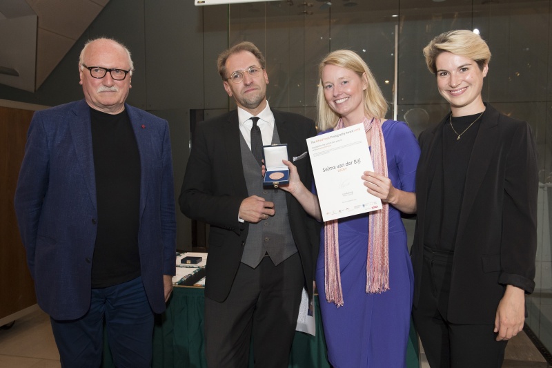 Preisträgerin Selma van der Bijl, Lois Lammerhuber (li)