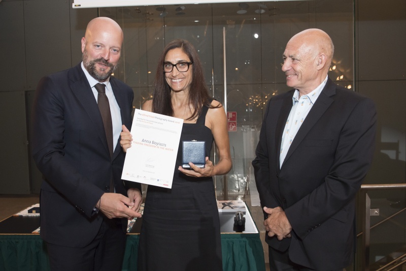 Von links: Jury-Vorsitzende Lars Boering, Preisträgerin Anna Boyiazis mit Begleitung