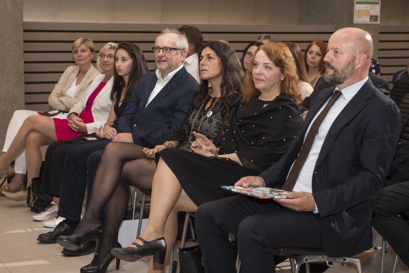 Erste Reihe von rechts: Jury-Vorsitzende Lars Boering, Chefredakteutin SME Beata Balogova, Preisträgerin Kaya Tasevska, Generaldirektorin Elisabeth Stadler
