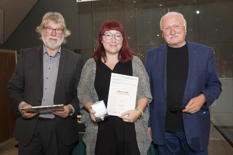 Von rechts: Lois Lammerhuber, Preisträgerin Nora Lorek