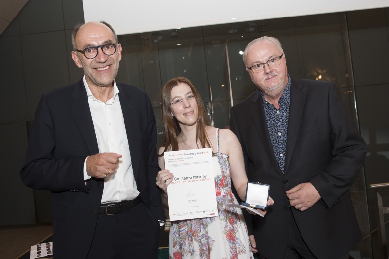 Von links: Journalist Peter-Mathias Gaede, Preisträgerin Constanza Portnoy, Gerhard Hinterleitner