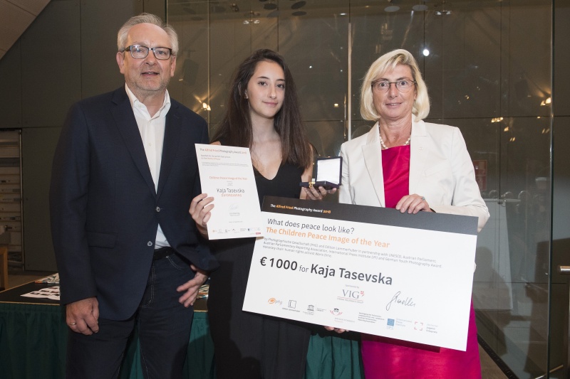 Von rechts: Generaldirektorin Elisabeth Stadler, Preisträgerin Kaya Tasevska