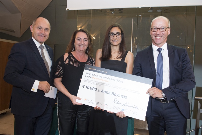 Von links: Nationalratspräsident Wolfgang Sobotka (V), Frau Lammerhuber, Preisträgerin Anna Boyiazis