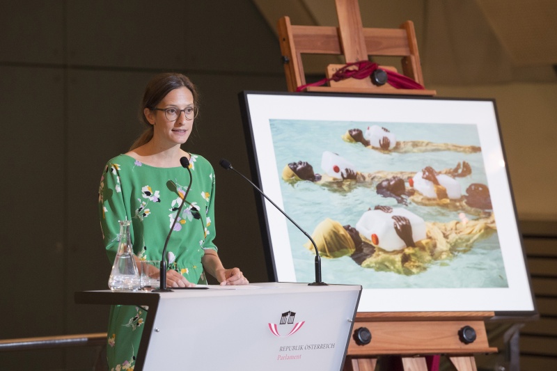 Am Rednerpult: Nadja Schmidt, Direktorin & Co-Initiatorin von ICAN Austria, für die Organisation