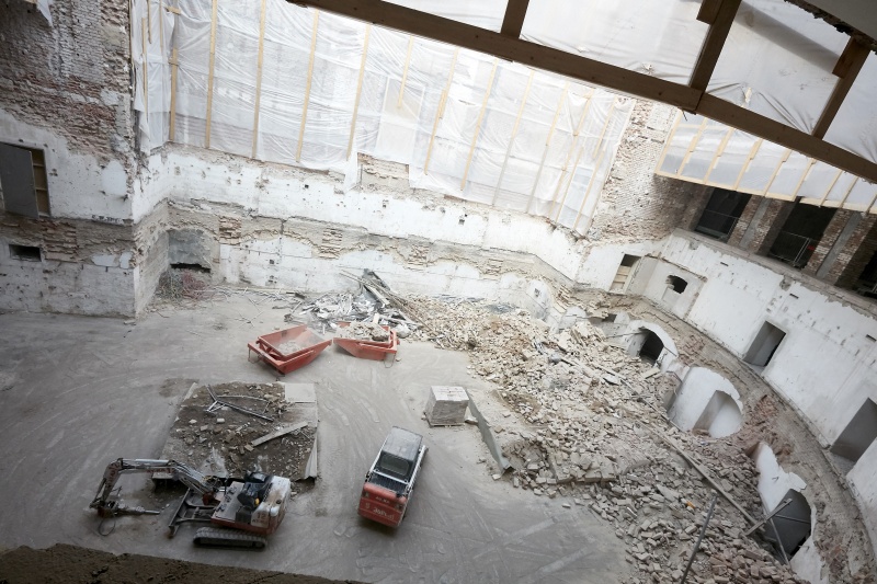 Blick in den NR-Saal. Abriss der Kellerdecken