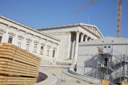 Parlamentsgebäude mit Baucontainer und Bauholz