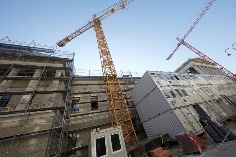 Baukräne und Parlamentsgebäude