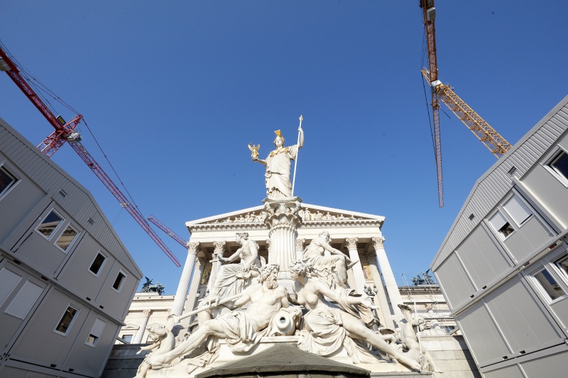 Pallas Athene Brunnen zwischen den Baucontainern