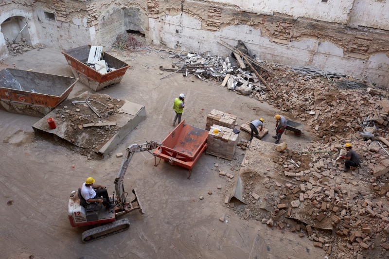 Blic in den NR-Saal. Abtransport des Bauschuttes