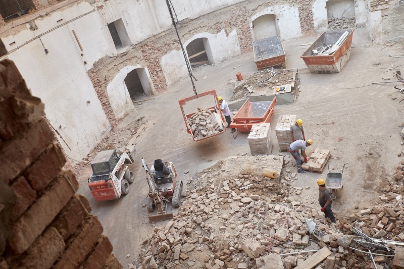 Blick in den NR-Saal. Abriß und Abtransport der Kellerdecken