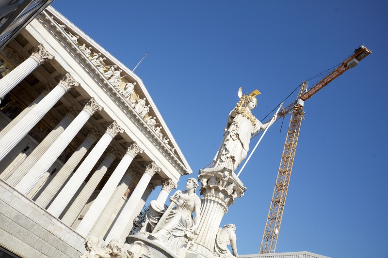 Pallas Athene mit Baukran