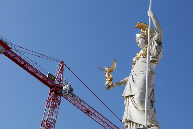 Pallas Athene mit Kran