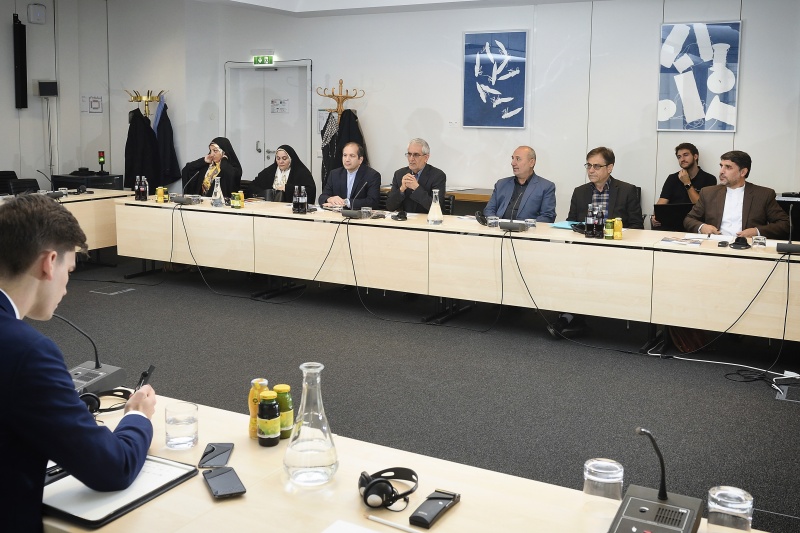 Die Iranische Delegation von links: Expertin der Abteilung für Internationale Angelegenheiten Zahra Moradi, Mitglied des Parlaments Fatemeh Saeidi, Botschafter der Islamischen Republik Iran in Österreich Ebadollah Molaei, Obmann der bilateralen Gruppe Iran-Österreich Hossein Amiri Khamkani, Mitglied des Parlaments Ali Asghar Zaheri, Mitglied des Parlaments Ali Bakhtiari, Erster Botschaftsrat an der Botschaft der Islamischen Republik Iran in Österreich Hassan Asgari