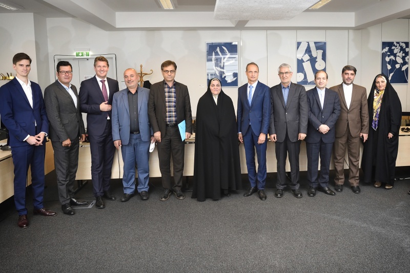 Gruppenfoto, von links: Nationalratsabgeordneter Douglas Hoyos-Trauttmannsdorf (N), Nationalratsabgeordneter Robert Laimer (S), Nationalratsabgeordneter Markus Tschank (F), Mitglied des Parlaments Ali Asghar Zaheri, Mitglied des Parlaments Ali Bakhtiari, Mitglied des Parlaments Fatemeh Saeidi, Nationalratsabgeordneter Wolfgang Gerstl (V), Obmann der bilateralen Gruppe Iran-Österreich Hossein Amiri Khamkani, Botschafter der Islamischen Republik Iran in Österreich Ebadollah Molaei, Erster Botschaftsrat an der Botschaft der Islamischen Republik Iran in Österreich Hassan Asgari, Expertin der Abteilung für Internationale Angelegenheiten Zahra Moradi