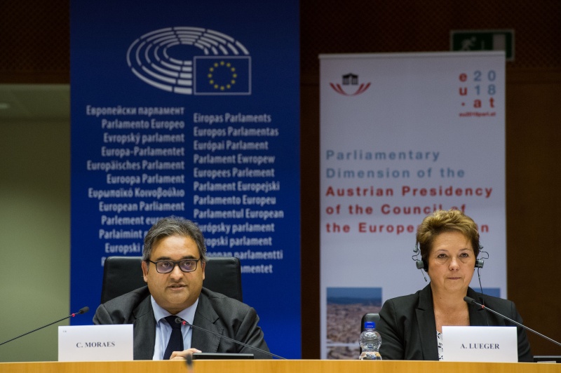 Von links: Claude Moraes, Angela Lueger (S)