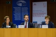 Präsidium von links: Angela Lueger (S), Christian Hütterer, C. De Bolle