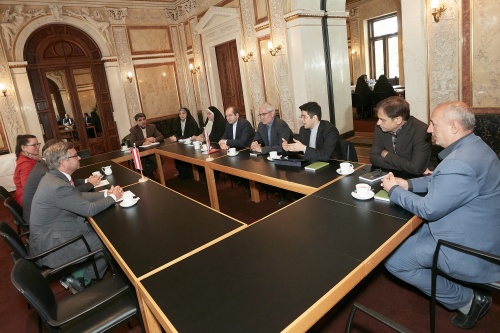 Gespräch mit Vizepräsident des Bundesrates Magnus Brunner (V) mit der Iranischen Delegation unter der Leitung des Obmannes der bilateralen Gruppe Iran-Österreich Hossein Amiri Khamkani (4. von rechts)