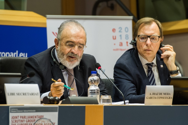 Am Präsidium: A. Diaz de Mera Garcia Cossuegra, Christian Buchmann (V)