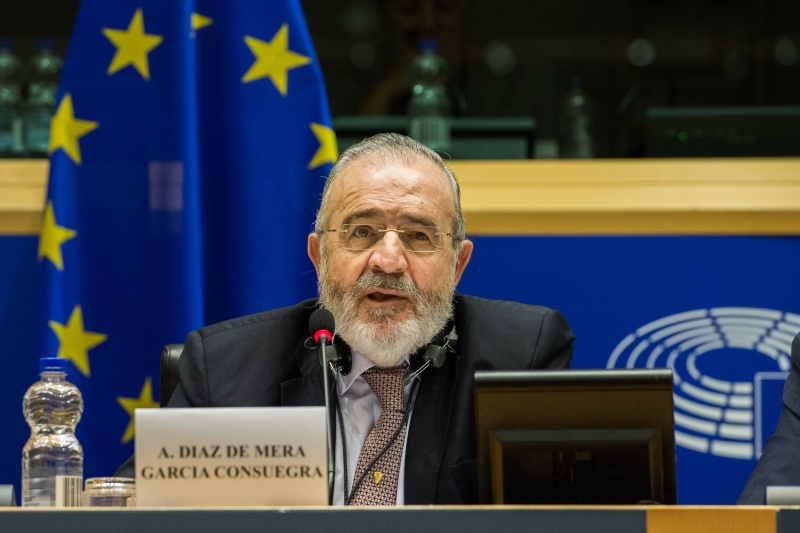 Am Präsidium: A. Diaz de Mera Garcia Cossuegra