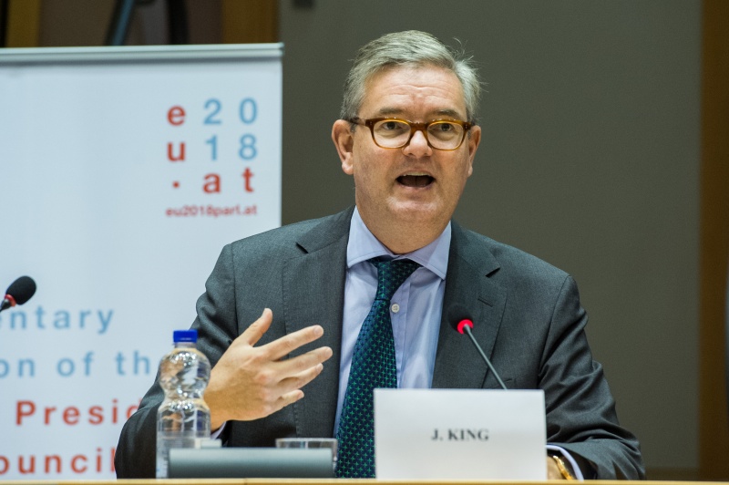 Am Präsidium: J. King