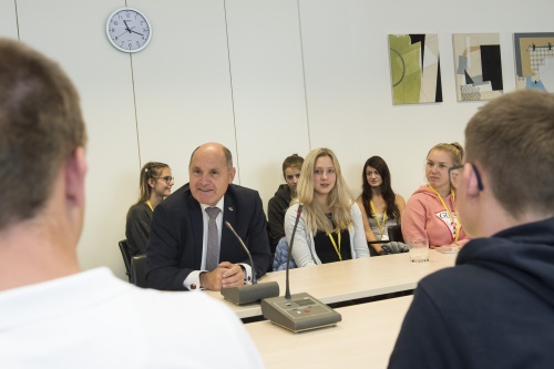Nationalratspräsident Wolfgang Sobotka (V) im Gespräch mit den SchülerInnen