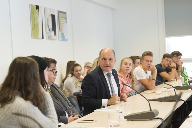 Nationalratspräsident Wolfgang Sobotka (V) im Gespräch mit den SchülerInnen