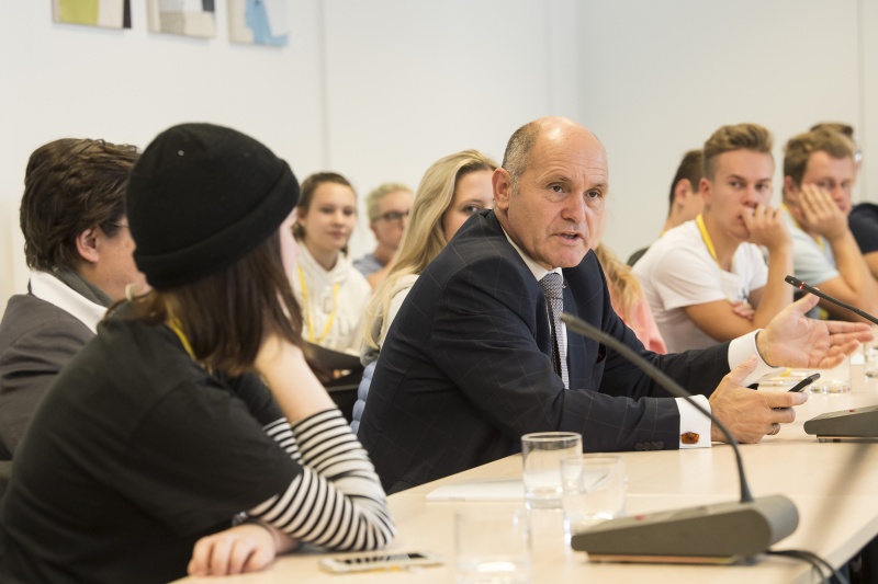 Nationalratspräsident Wolfgang Sobotka (V) im Gespräch mit den SchülerInnen
