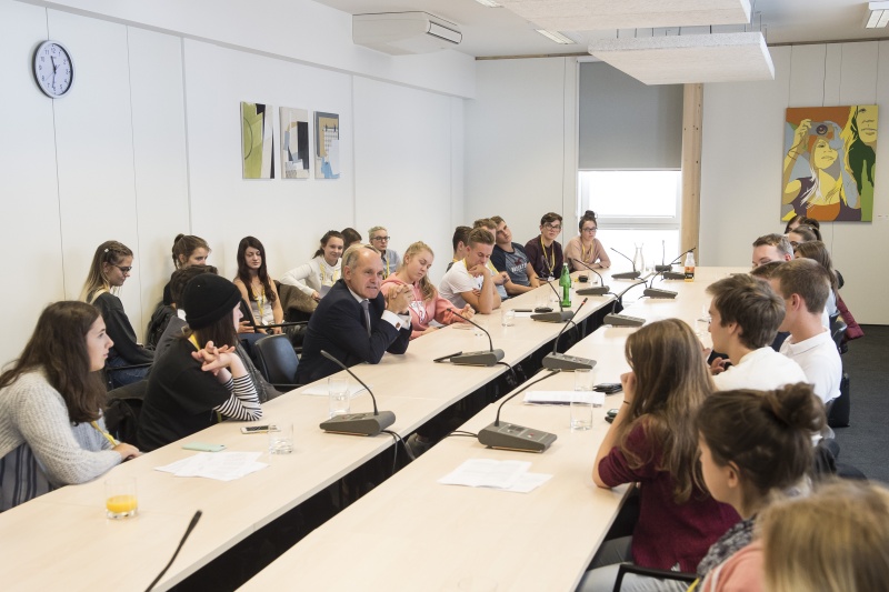 Nationalratspräsident Wolfgang Sobotka (V) im Gespräch mit den SchülerInnen